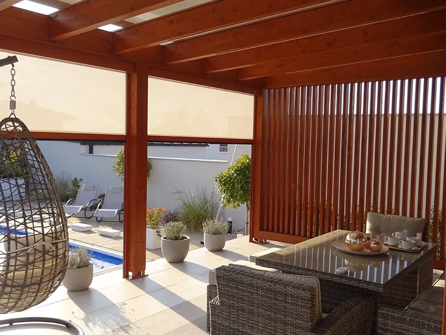 Drevená pergola Milano z lepeného dreva BSH s posedením a bazénom v záhrade