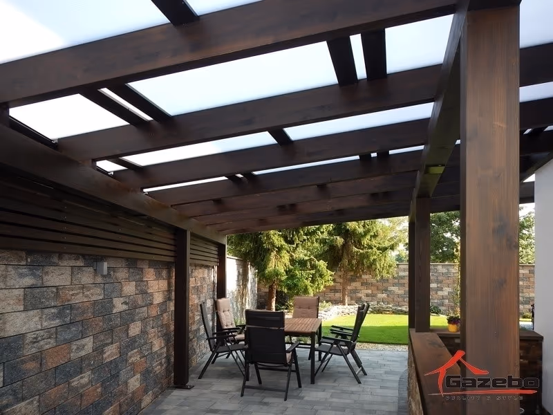 Drevená pergola Louvre s detailným remeselným opracovaním — Piešťany